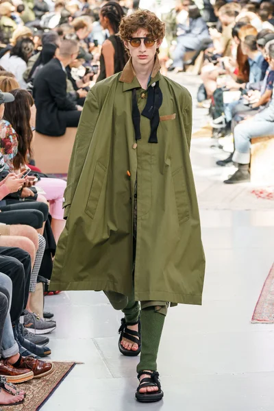 Look 18